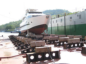 Einbau SP285 22 m Motoryacht, Voltasee, Ghana